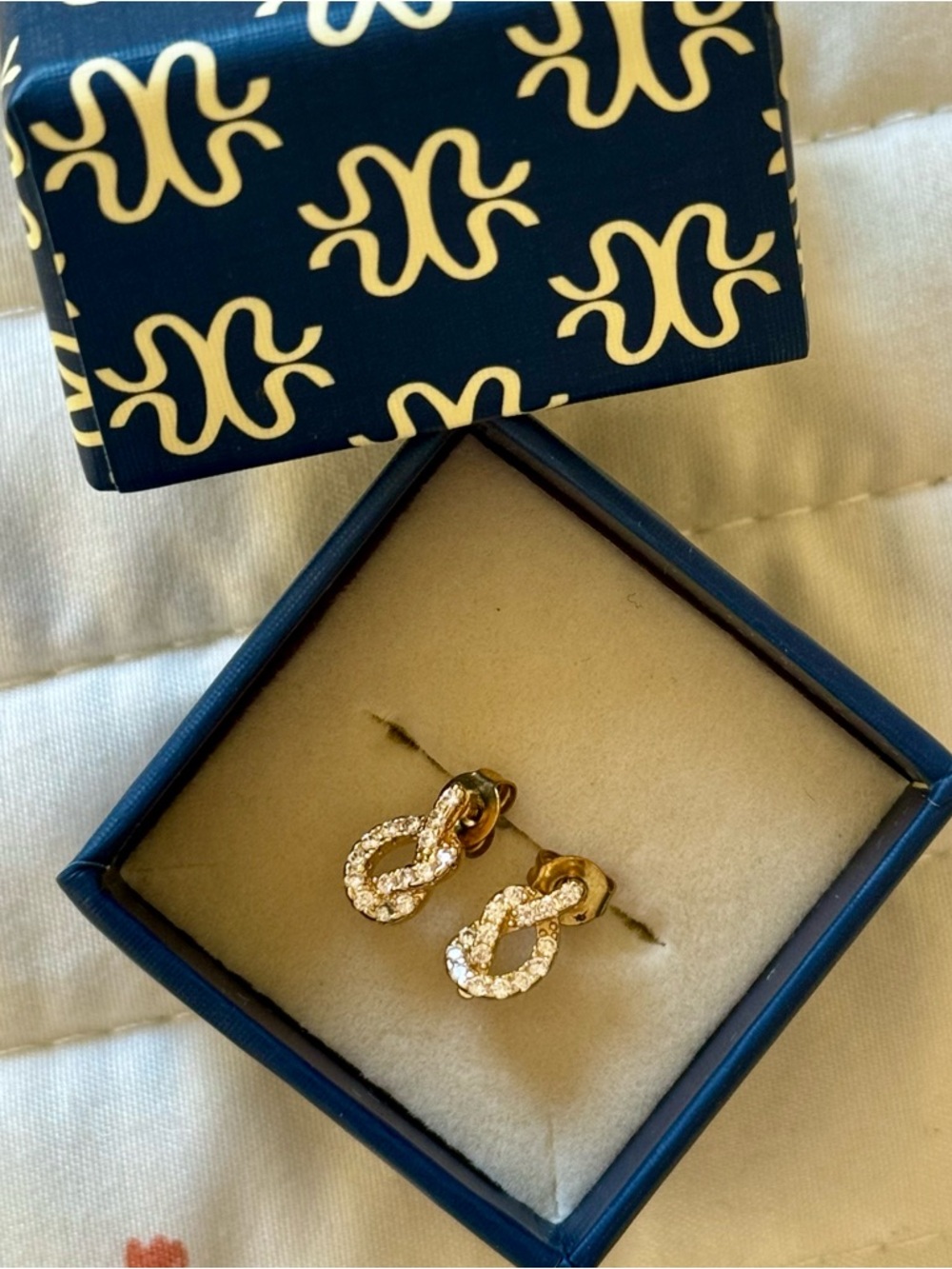 NWOT Santa Barbara Design Studio Gold Embellished Pave Knot Stud Earrings
